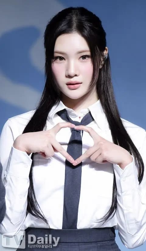 成員JUUN主恩微笑