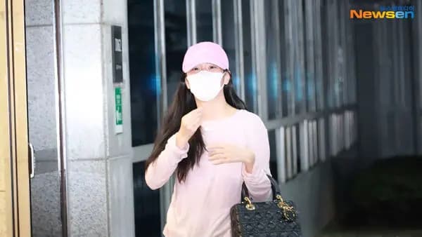 BLACKPINK成员在机场与工作人员互动的场景