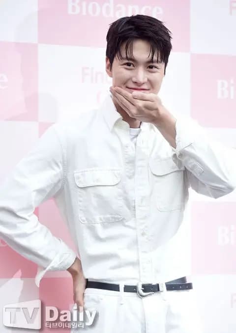 孔明(金東炫)出席首爾城東區聖水洞品牌活動現場照片(圖源:TVDaily)