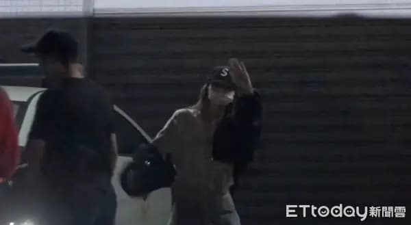 Lisa超萌探頭向粉絲打招呼