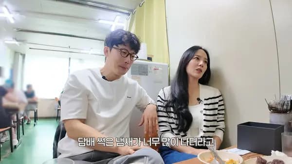 柳真形容口臭為香菸腐臭味的畫面