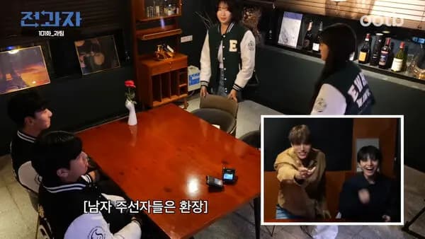 女生进场时两位男大学生呆坐在位置上的截图