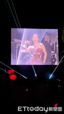 BLACKPINK高雄演唱会Jisoo耳机故障眼神示意后台调整瞬间