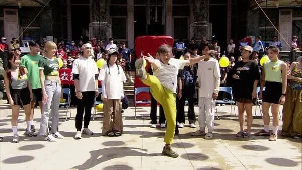 胡瓜站在球门中间接受众人挑战的场景图