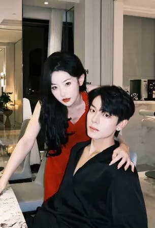 曾輝和韓雨彤當街放閃照片2