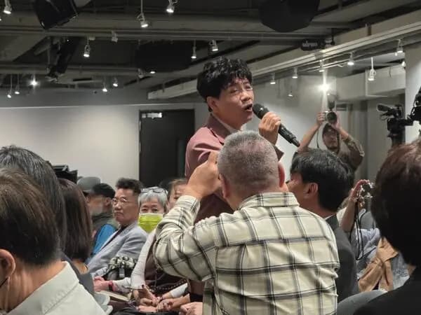 陳凱倫在粉絲面前演唱歌曲