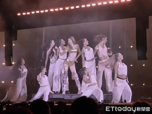 BLACKPINK世界巡演高雄站创纪录现场,超10万观众见证K-POP历史