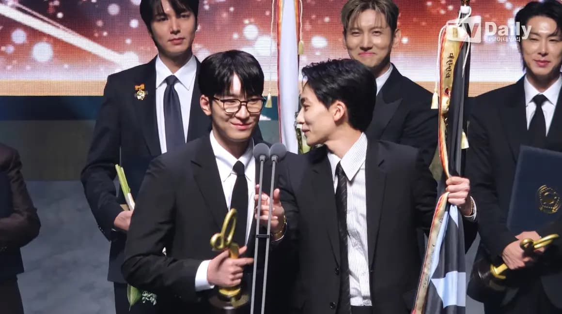 【影片】SEVENTEEN服役成員「圓佑&淨漢」出席重要場合,沒了隊長連打招呼都不會了XD