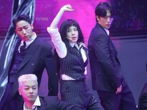 辉人表演Lucy健身操