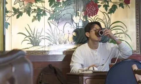 SHINee珉豪在大學路咖啡廳飲品畫面