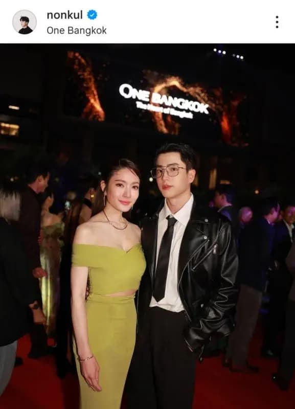 นกุล与แอฟ体验沙滩车的快乐场景