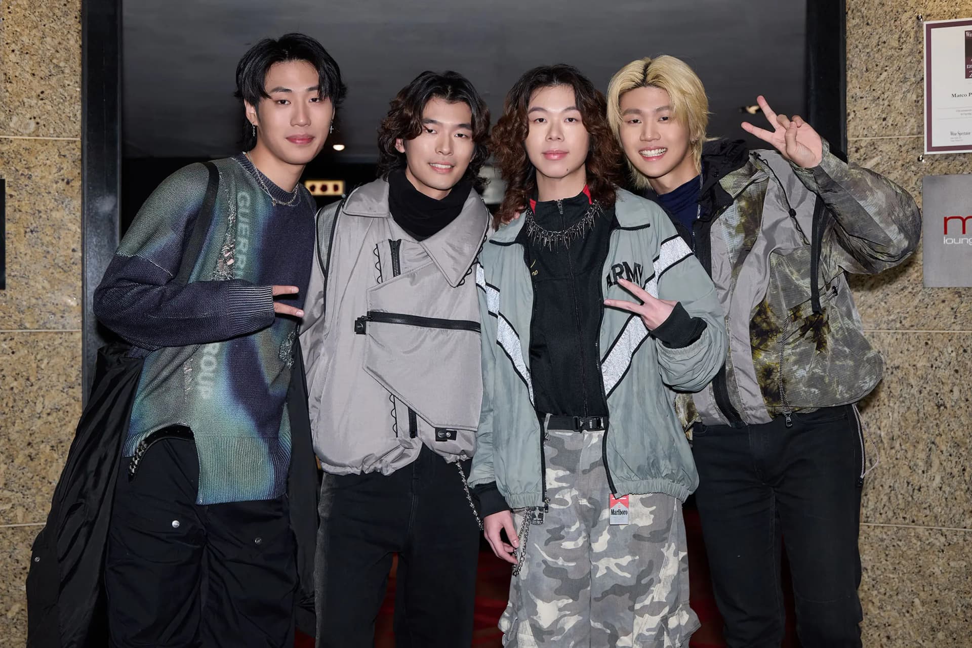 帕拉斯乐团四位成员贝斯手汉堡、主唱FAMA、鼓手大宝与吉他手小葵一字排开合影