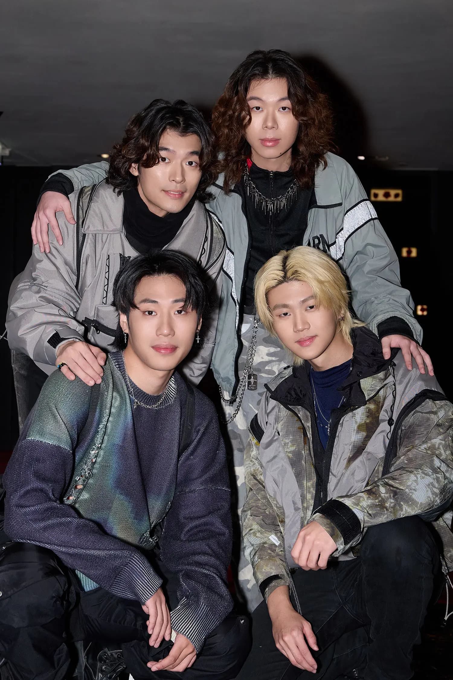 帕拉斯乐团发片记者会现场,四位成员展现帅气出道姿态