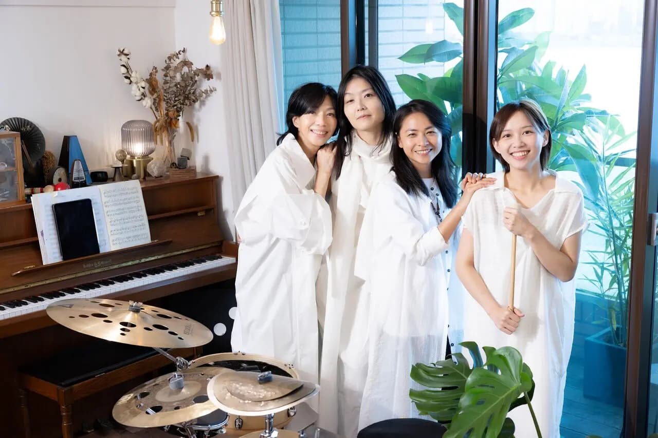 万芳与壮女们乐团成员合影,展现全女性音乐团队的活力