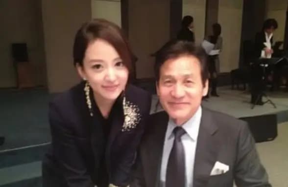 李世恩与已故演员安圣基生前的珍贵合影