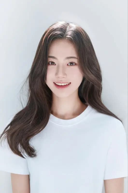 演员李加妍正式签约Blitzway娱乐官方宣传照,展现清澈气质