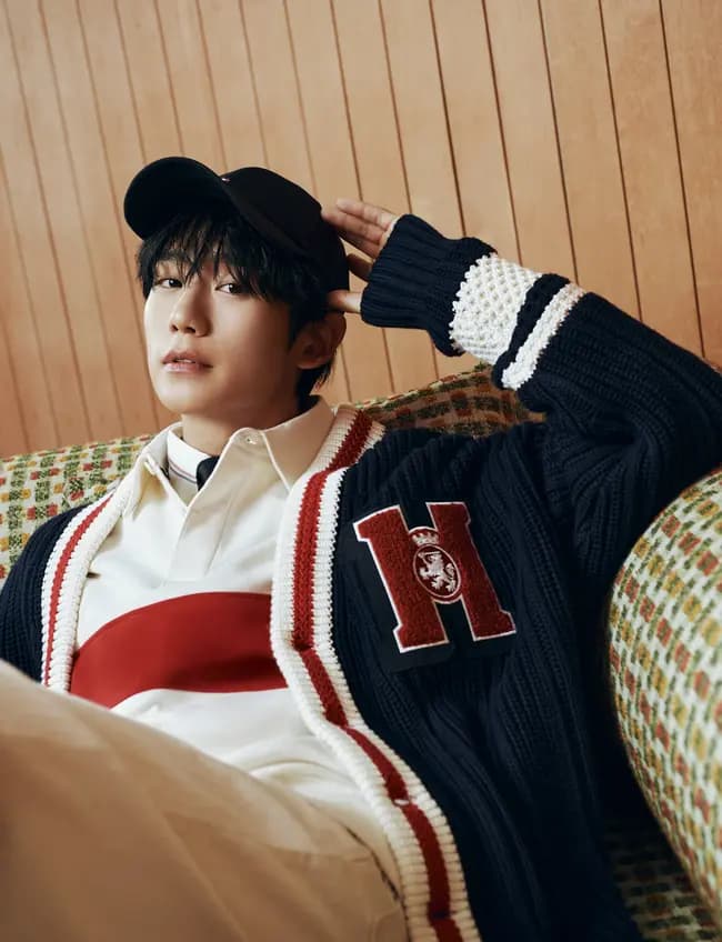 丁海寅自然的笑容与冬日氛围