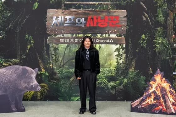 林宇日手持麦克风,笑谈节目组成员意想不到的幽默感