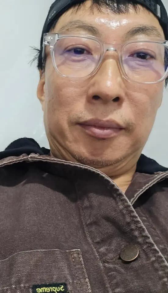 朴明秀个人社交账号展示的日常动态,体现其私下生活的一面