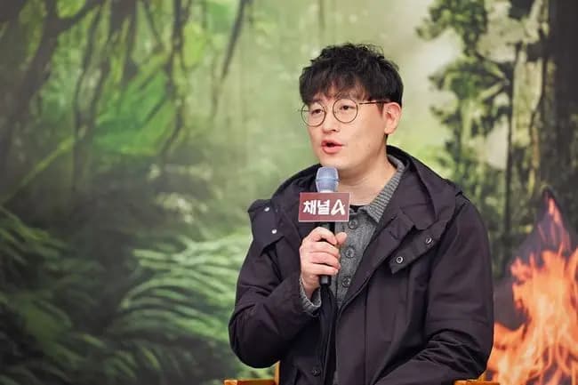 秋成勋与景收真在发布会上互动,谈论拍摄期间的趣事