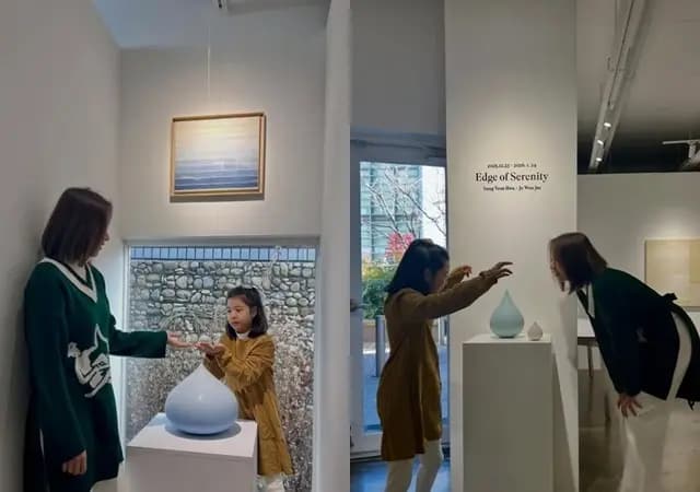 赵允熙女儿罗雅在画展上专注欣赏作品