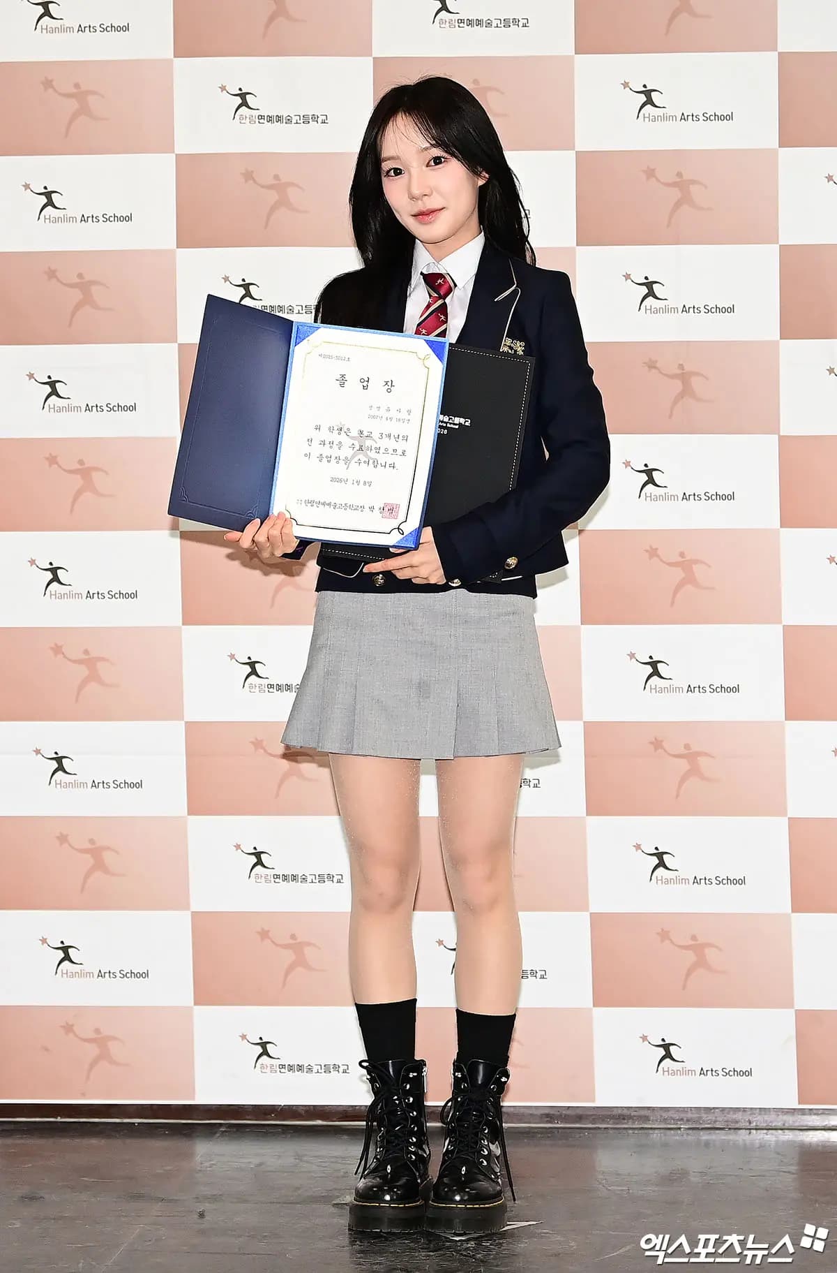 izna柳爱朗手持鲜花和毕业证书庆祝高中毕业