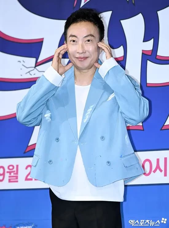 朴明秀在广播节目中进行主持的资料照片,展现其专注的职业形象