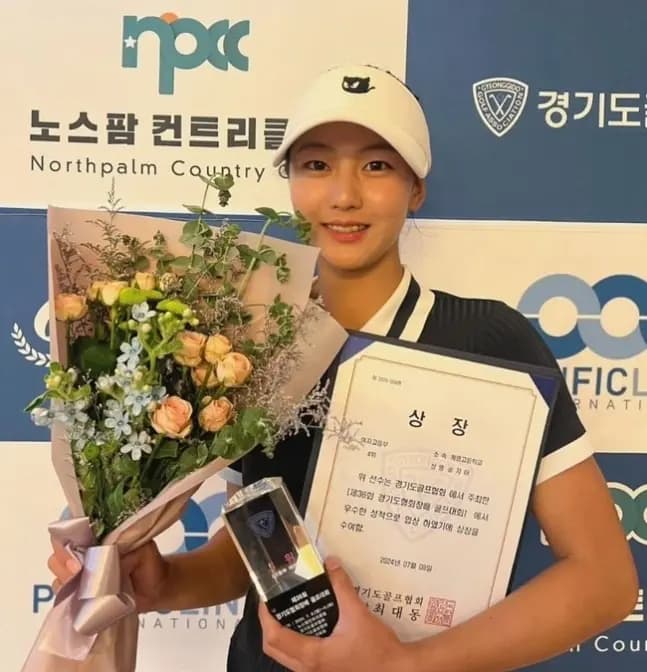 宋智雅与其父亲宋钟国曾出演《爸爸!去哪儿?》,如今她拒绝娱乐公司邀约专注高尔夫事业