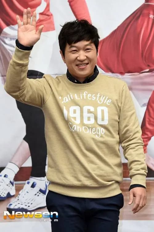 郑胜哲寄宿屋成员在雪浓汤店聚餐听哈佛生算命