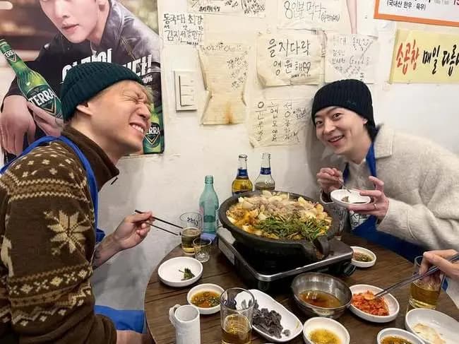 朴有天与弟弟朴有焕合照展现兄弟情