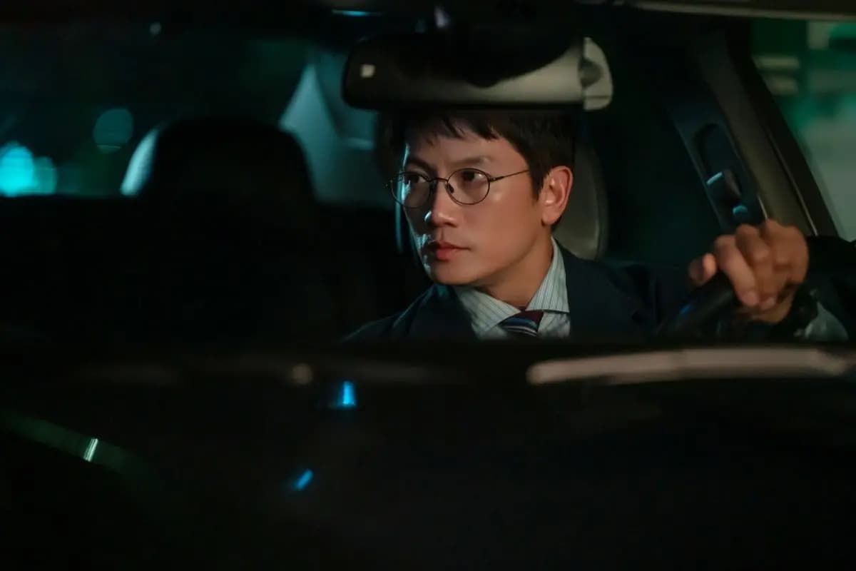 池晟在韩剧《法官李韩英》中暗中监视的剧照