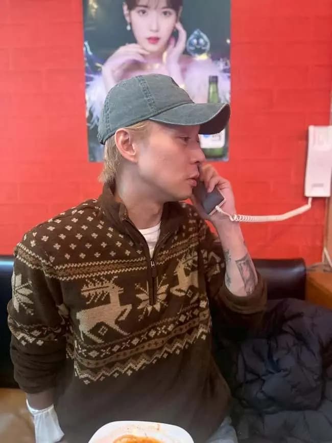 朴有天在韩国餐厅用餐身形消瘦