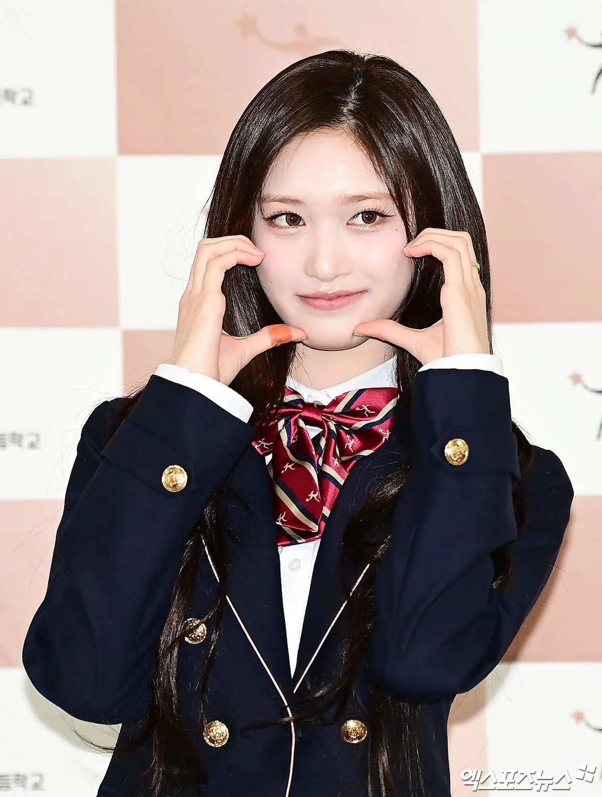 李瑞在毕业典礼拍照环节甜笑面对媒体镜头分享毕业感言