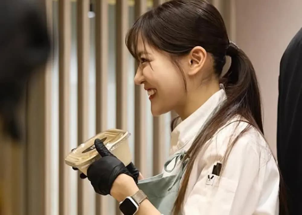 朴恩影与尹南鲁等厨师在综艺节目中的互动画面