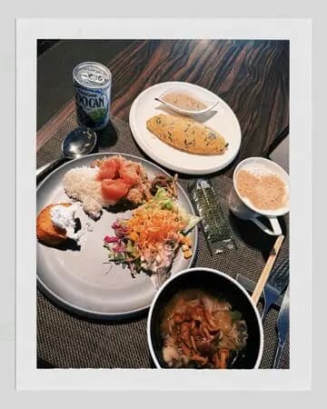 焦凡凡對鏡頭比愛心與YA手勢