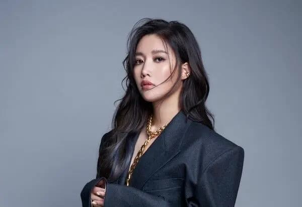 A-Lin在飯店直播唱歌時接到投訴電話的尷尬畫面