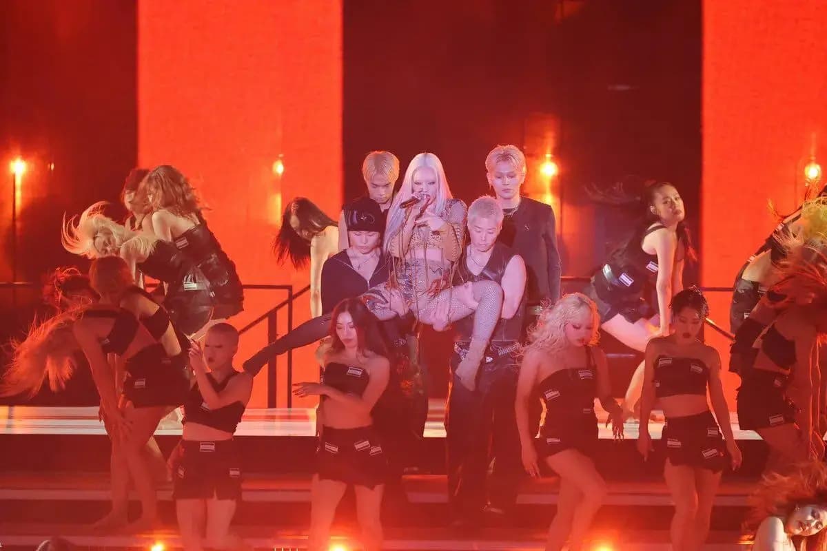 恰米娜在第76回NHK紅白歌唱大賽身穿肉色緊身衣表演,引發網友熱議。