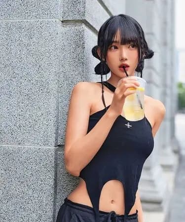 網紅七七擁有精緻外貌被稱為AI女神,其家世背景與過往經歷成為話題焦點