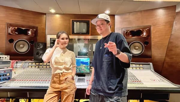 周蕙與製作人冰球樂團主唱王合影