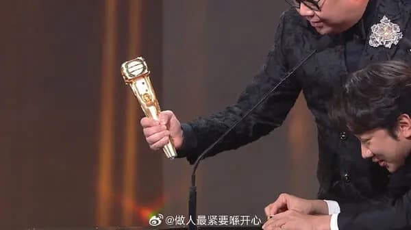 王祖藍與林盛斌在台上幽默化解獎座斷裂尷尬