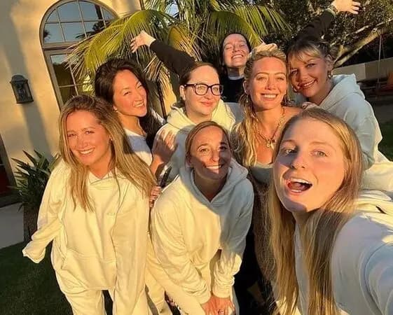 艾希莉曾是明星媽媽群成員,該群組由希拉蕊朵芙創立