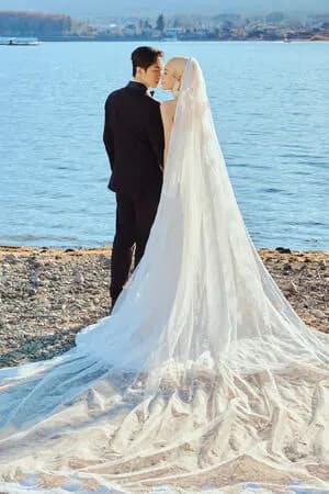 陳漢典與Lulu在清晰富士山景下留影