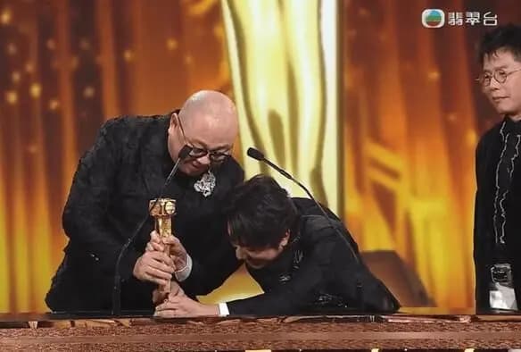 林盛斌激動致詞不慎敲斷獎盃底座