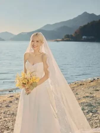 Lulu身穿白紗在湖畔展現女神氣質