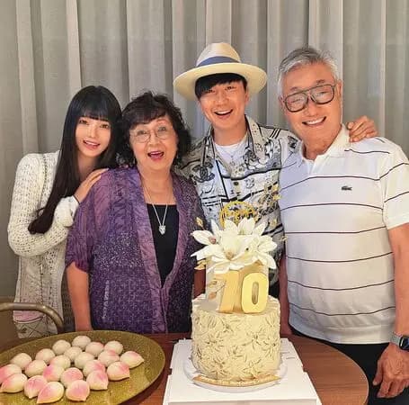 林俊傑母親壽宴公開與女友七七及家人合照,戀情獲長輩認可