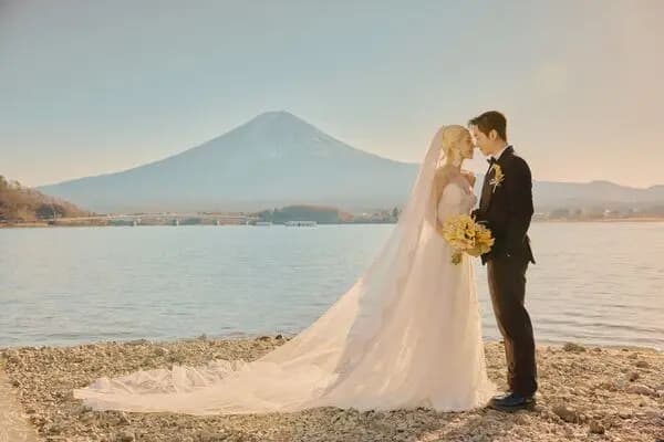 陳漢典與Lulu在富士山前的甜蜜婚紗照