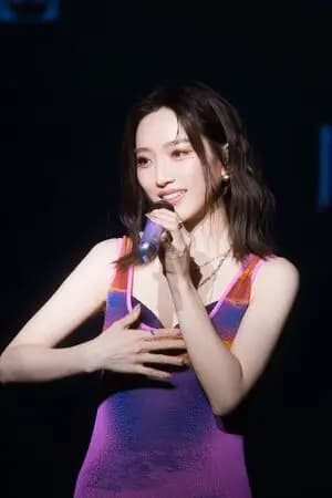 閻奕格身穿露背裝在金門跨年演出